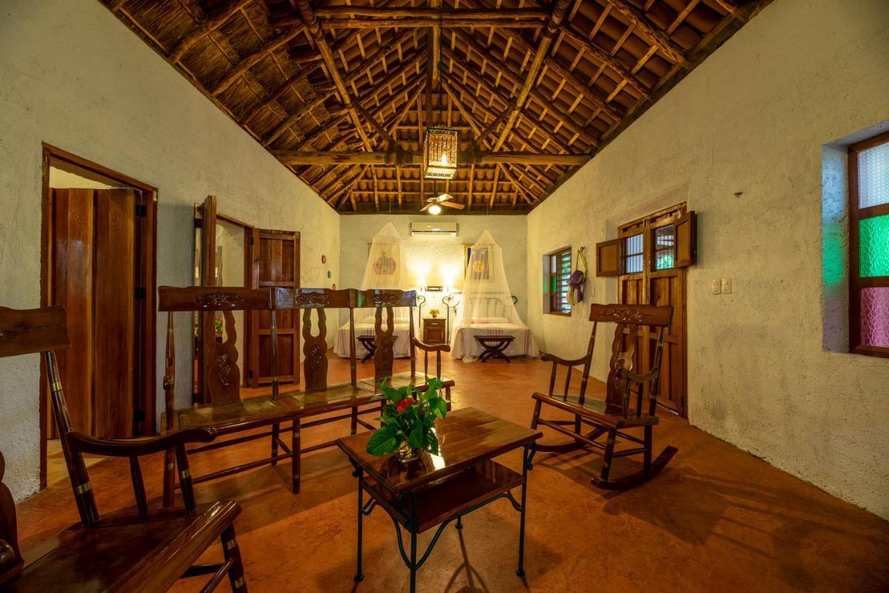 La Casa Del Mago Bed & Breakfast Uxmal Exterior photo